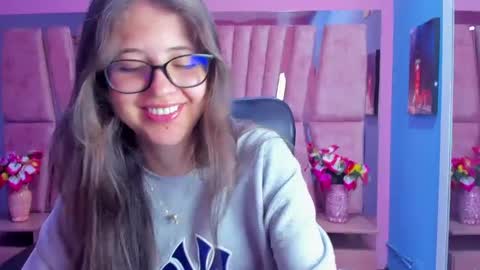 Snapshot of sarah_sweett_ chatting on December 6, 3:06 pm Sarah online show from December 6, 3:06 pm