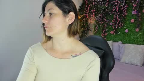 Sarah Deyvis online show from February 2, 1:07 pm