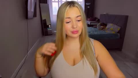 Sarah online show from March 18, 2:45 pm