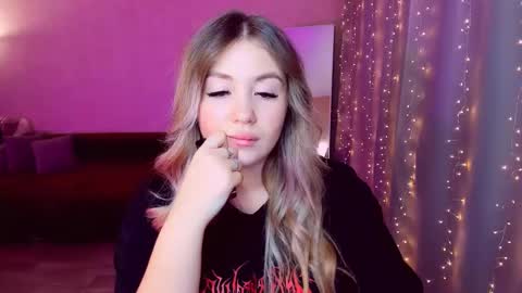 Sarah online show from March 12, 6:43 pm