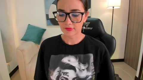 I am Sara  online show from April 9, 4:05 am