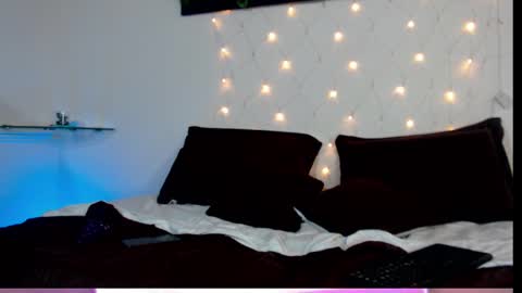 Snapshot of saray__jones chatting on February 12, 6:19 pm saray__jones online show from February 12, 6:19 pm