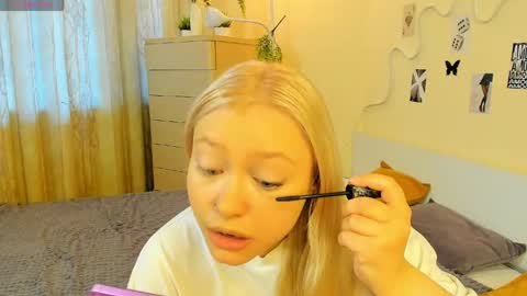 satinpresence online show from May 19, 5:03 am