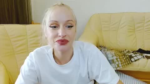 Snapshot of satinqueen90 chatting on September 19, 9:24 am Satinqueen90 online show from September 19, 9:24 am