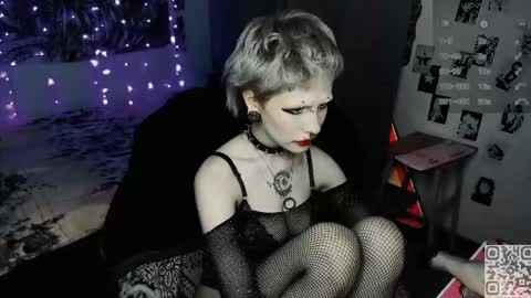 pronoun she. name Mary. age 21. online show from April 25, 9:45 pm