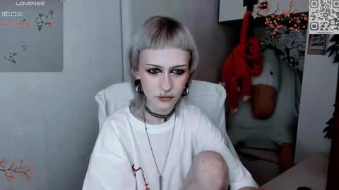 pronoun she. name Mary. age 21. online show from November 15, 11:56 am