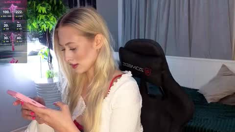 Snapshot of sayselena chatting on September 21, 5:50 pm Hello guys our name is Emily Nicole Alice. We are very funny and love to spend time well online show from September 21, 5:50 pm