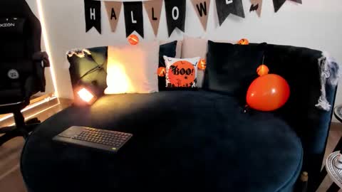 scarlet_summer_25 online show from October 4, 12:25 pm