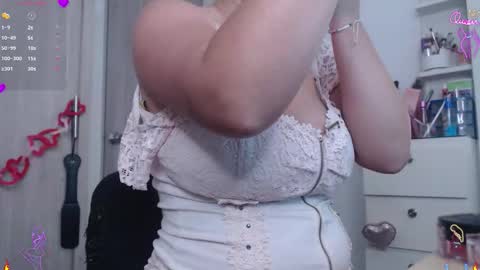 Scarlett Thumb up please help me 100 its important online show from February 15, 10:19 pm