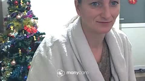 Snapshot of scarlett_queen01 chatting on January 8, 2:14 am scarlett_queen01 online show from January 8, 2:14 am