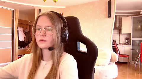 scarletta_ online show from March 25, 8:21 am