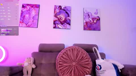     .  INDEPENDENT MODEL online show from March 10, 2:43 pm