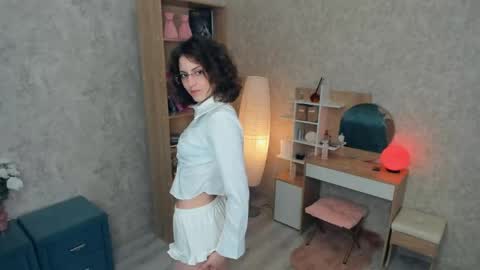 Mia online show from May 31, 6:01 am