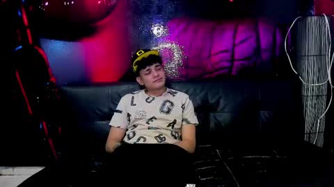 3some HORNY KIMGOOD GIRL LOOKING TO EXPERIENCE ALL KINDS OF SHOW online show from March 9, 3:54 am