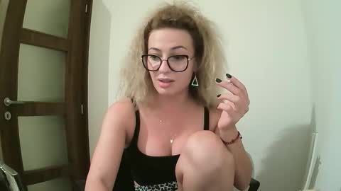Selenna online show from September 24, 7:31 pm