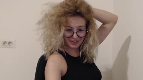 Selenna online show from October 28, 5:03 pm