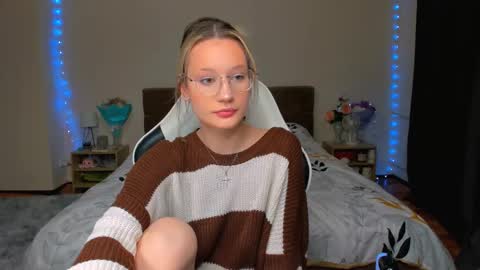 Simon and Alice online show from October 26, 8:19 pm