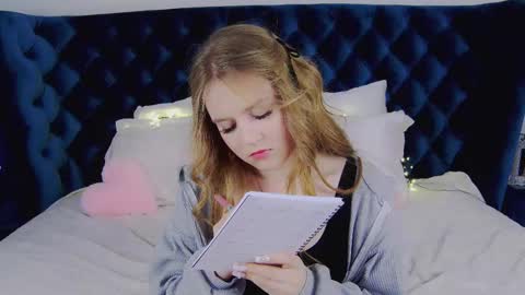 Snapshot of selinswarovski chatting on March 11, 6:52 pm SelinSwarovski online show from March 11, 6:52 pm
