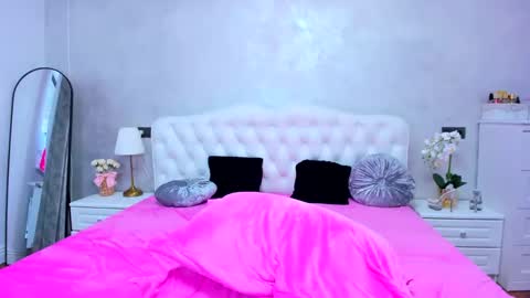 Snapshot of sensualreyna chatting on December 2, 12:13 pm EllaRossa online show from December 2, 12:13 pm