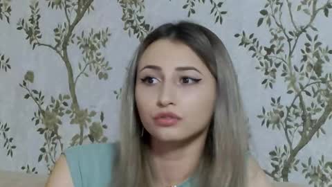 serayarose_ online show from September 15, 5:47 pm