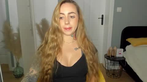 C o r a l i e online show from March 27, 8:26 am