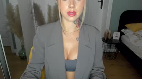 C o r a l i e online show from June 4, 3:51 pm