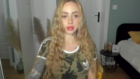 C o r a l i e online show from May 17, 1:20 pm