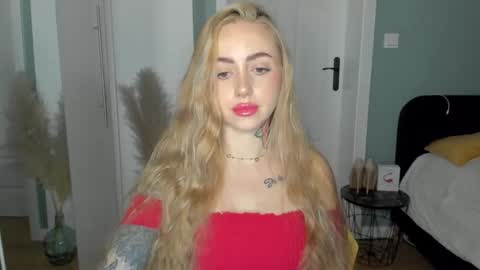 C o r a l i e online show from April 17, 6:49 am