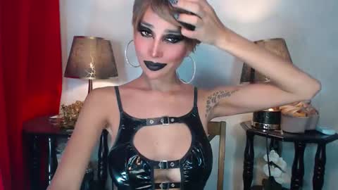 Snapshot of sexylusty2258 chatting on October 5, 11:07 am Queen Sofia online show from October 5, 11:07 am