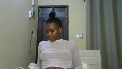 Snapshot of sexypetite_lee chatting on December 28, 7:33 am Lee online show from December 28, 7:33 am