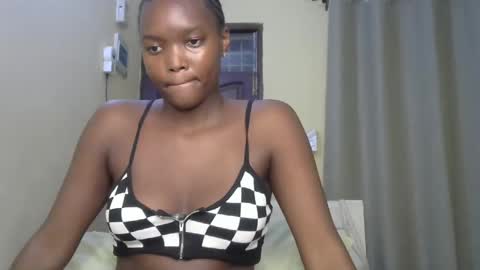 Snapshot of sexypetite_lee chatting on March 12, 4:51 am Lee online show from March 12, 4:51 am