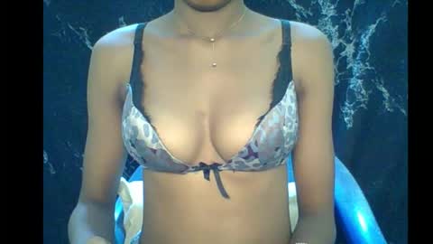 sexypussy000 online show from January 12, 8:27 pm