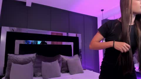 Shaina Vasquez online show from October 7, 7:10 pm