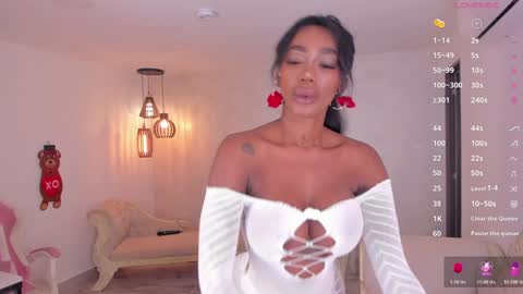 ShantallKnowles online show from October 17, 7:18 pm