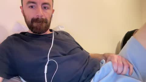 Snapshot of show_jizzness chatting on December 4, 6:22 pm show_jizzness online show from December 4, 6:22 pm