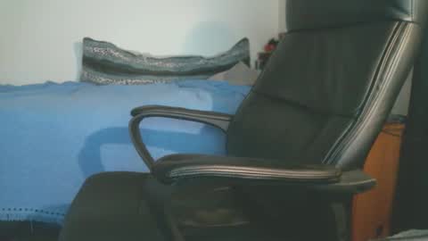 shyboyhugecum2020 online show from April 5, 5:04 am