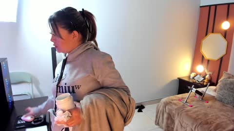 Mia online show from December 1, 4:32 pm