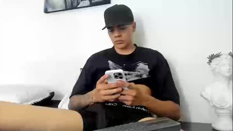 Simon Independent Model online show from September 19, 10:02 pm