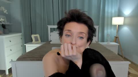 Snapshot of simonadebeauvoir chatting on December 20, 1:43 pm Simona online show from December 20, 1:43 pm