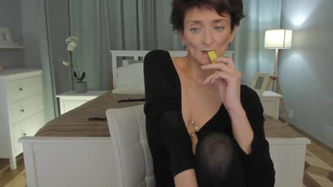 Snapshot of simonadebeauvoir chatting on January 12, 4:50 pm Simona online show from January 12, 4:50 pm