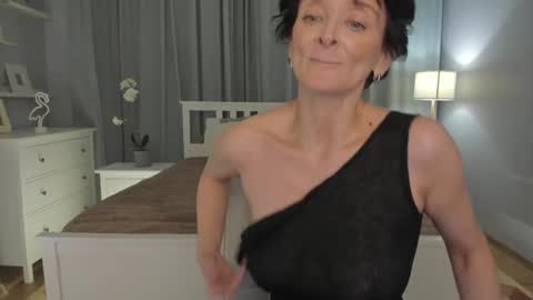 Snapshot of simonadebeauvoir chatting on February 12, 4:33 pm Simona online show from February 12, 4:33 pm