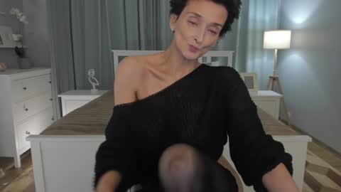 Snapshot of simonadebeauvoir chatting on December 8, 1:25 pm Simona online show from December 8, 1:25 pm