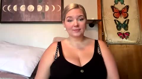 Snapshot of singlesexymom chatting on December 6, 6:11 pm singlesexymom online show from December 6, 6:11 pm