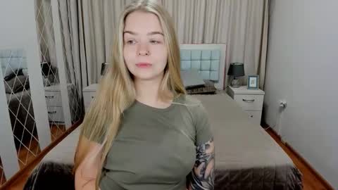 SirenaBloom online show from October 3, 5:38 am