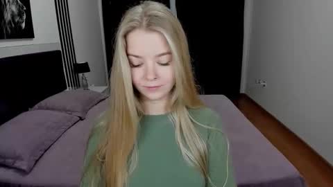 SirenaBloom online show from October 13, 5:53 am