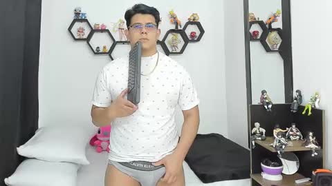 Snapshot of siul_bigcock chatting on February 22, 7:58 pm Siul Thompson online show from February 22, 7:58 pm
