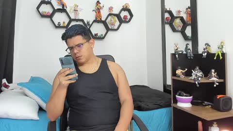 Snapshot of siul_bigcock chatting on February 4, 12:22 pm Siul Thompson online show from February 4, 12:22 pm