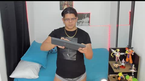 Snapshot of siul_bigcock chatting on December 4, 1:36 pm Siul Thompson online show from December 4, 1:36 pm