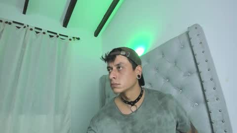 skinnydevil1 online show from February 18, 3:17 am