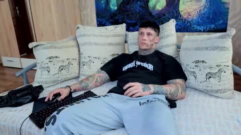 Snapshot of skirlingod chatting on September 19, 7:12 am skirlingod online show from September 19, 7:12 am
